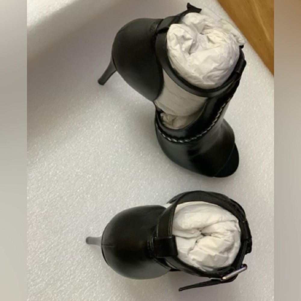 🆕Steve Madden 
Size: 7
Color Black